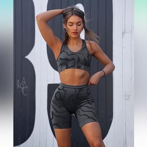 2 Piece Workout Set - Seamless High Waist Running Shorts & Sports Bra - Picture 4 of 15